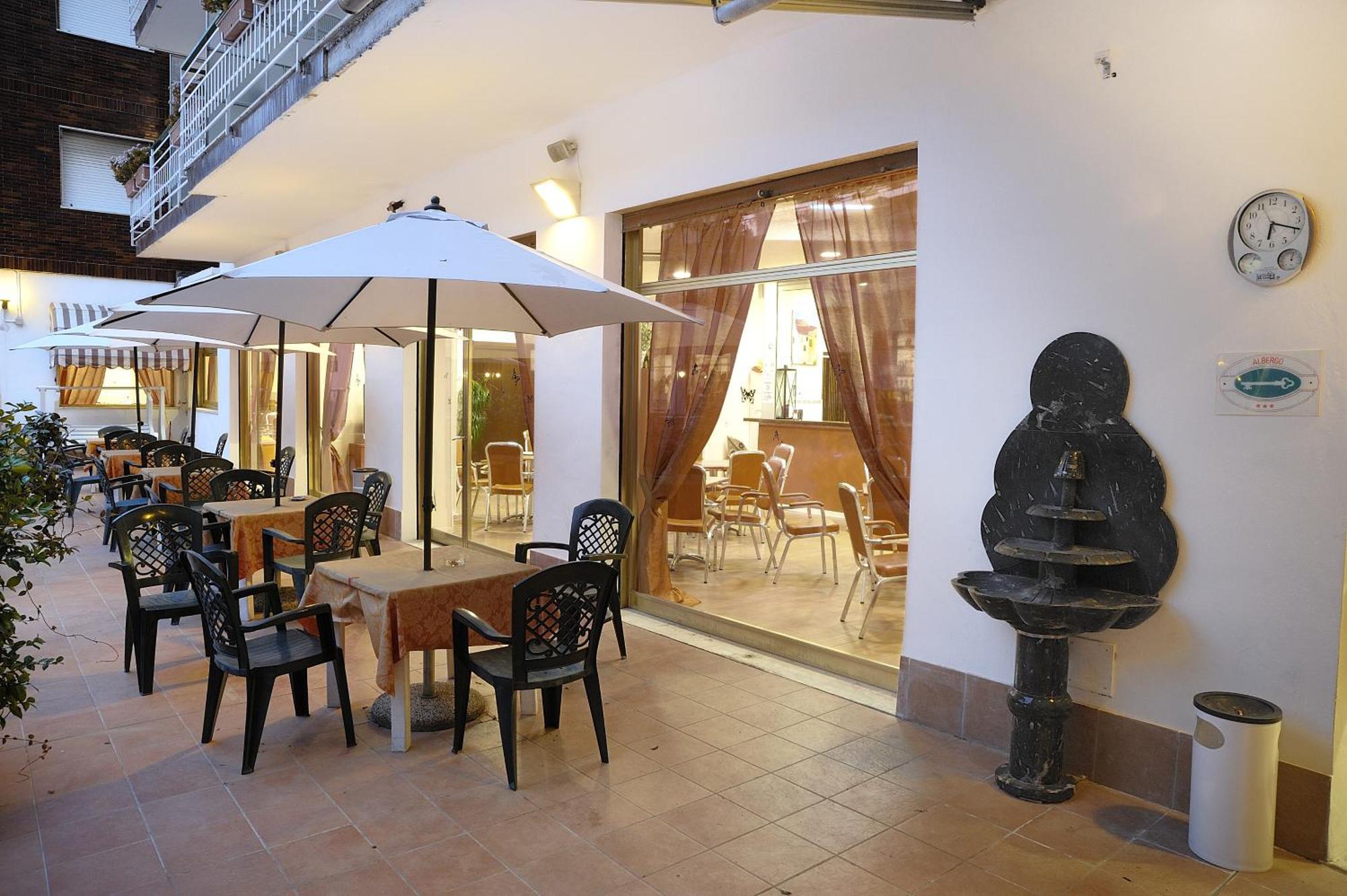 Hotel Arma Ristorante Arma di Taggia Kültér fotó